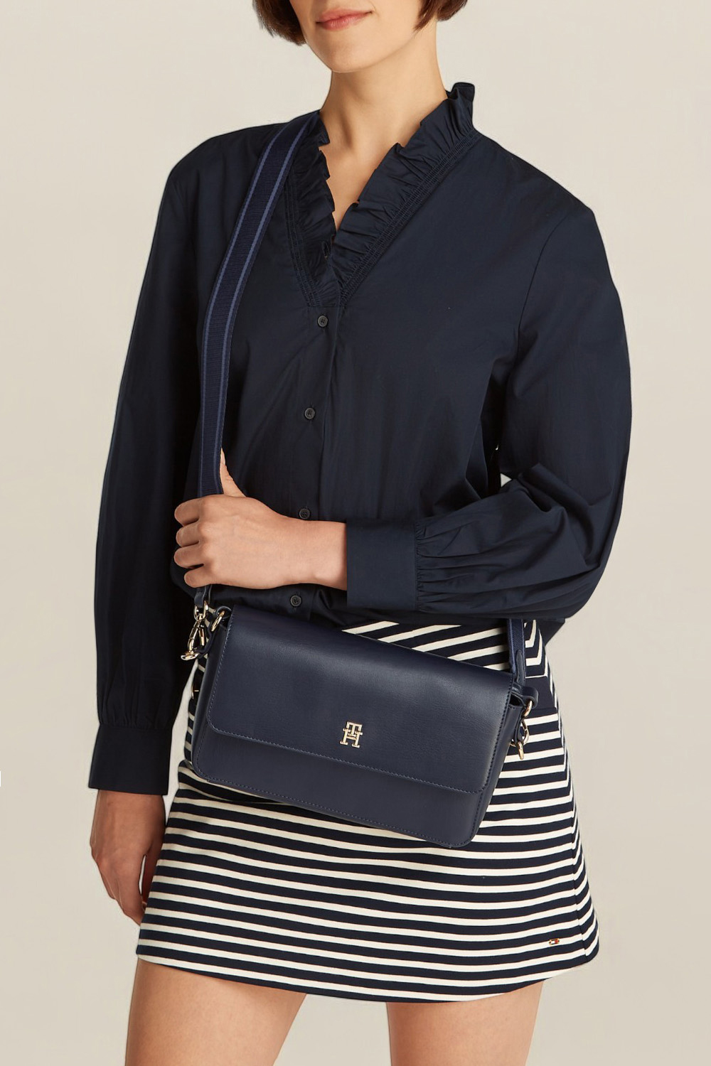 תמונת כל הלוק של תיק כתף